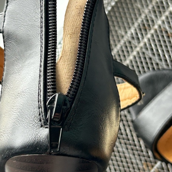 Size 8 Gold and black Charming Lady heels - Picture 8 of 11